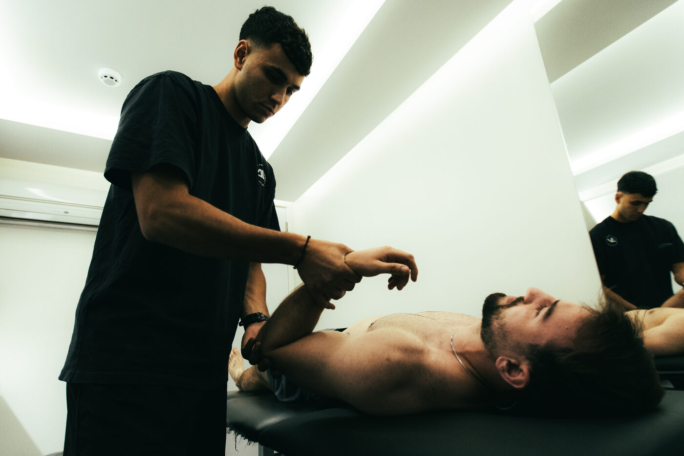Sports therapy arm treatment at DVOTION